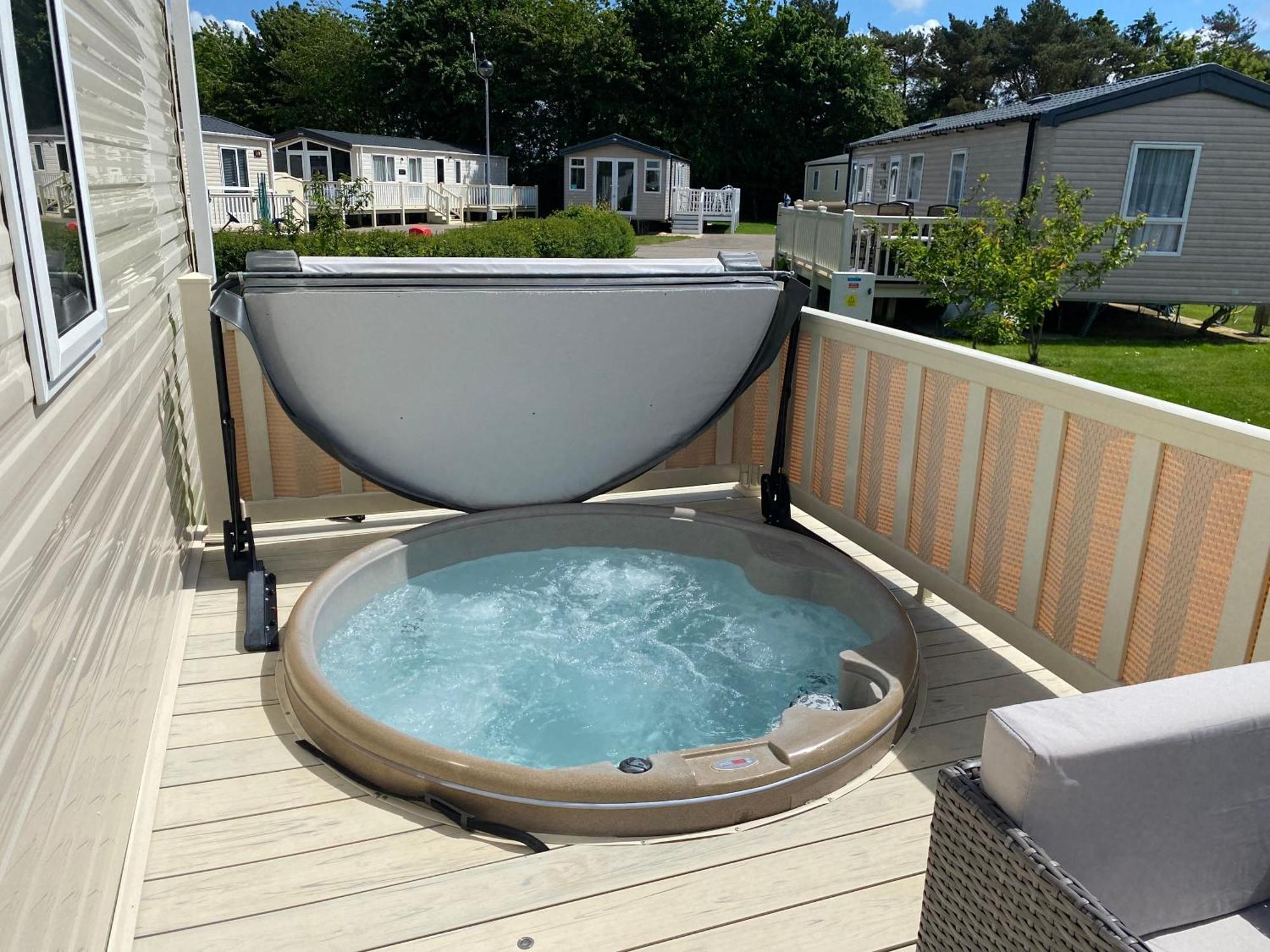 Tattershall Lakes Kingfisher Caravan 8 Berth With Hot Tub & Wifi Dış mekan fotoğraf